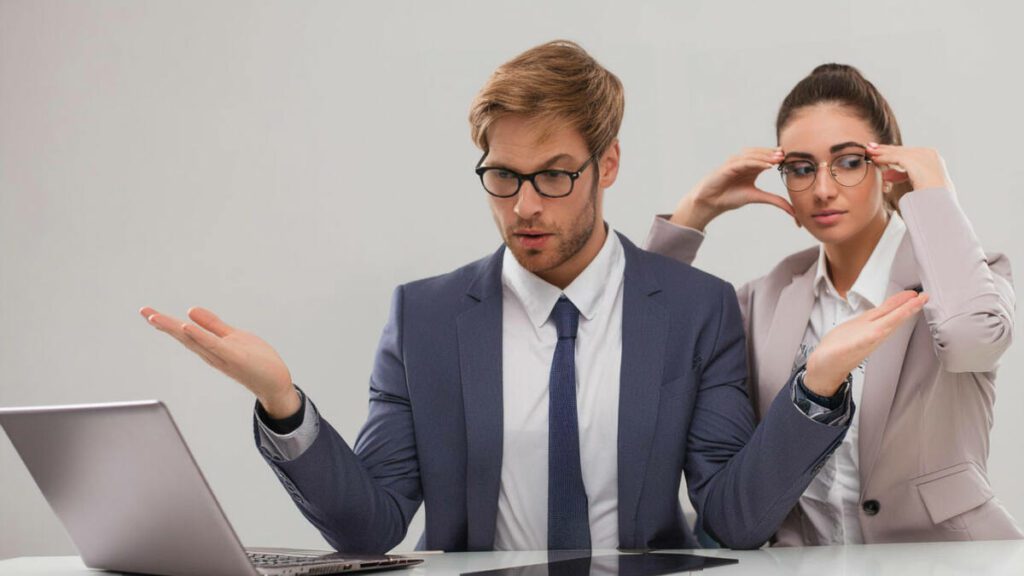 2 manager aziendali preoccupati per la SEO